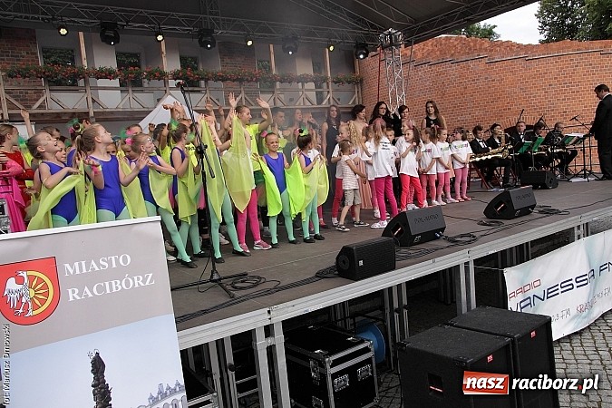 Zdjęcie w galerii na portalu naszraciborz.pl: Koncert jubileuszowy z okazji 30-lecia raciborskiego Młodzieżowego Domu Kultury w Raciborzu na zamku za nami  wiadomości z regionu