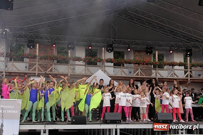 Zdjęcie w galerii na portalu naszraciborz.pl: Koncert jubileuszowy z okazji 30-lecia raciborskiego Młodzieżowego Domu Kultury w Raciborzu na zamku za nami  wiadomości z regionu
