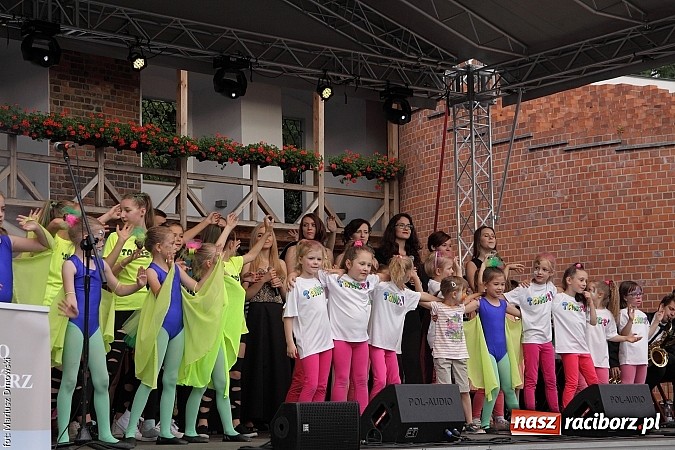 Zdjęcie w galerii na portalu naszraciborz.pl: Koncert jubileuszowy z okazji 30-lecia raciborskiego Młodzieżowego Domu Kultury w Raciborzu na zamku za nami  wiadomości z regionu