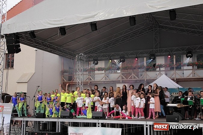 Zdjęcie w galerii na portalu naszraciborz.pl: Koncert jubileuszowy z okazji 30-lecia raciborskiego Młodzieżowego Domu Kultury w Raciborzu na zamku za nami  wiadomości z regionu
