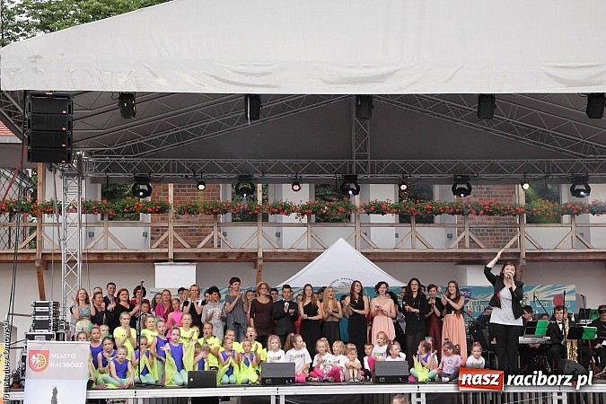 Zdjęcie w galerii na portalu naszraciborz.pl: Koncert jubileuszowy z okazji 30-lecia raciborskiego Młodzieżowego Domu Kultury w Raciborzu na zamku za nami  wiadomości z regionu