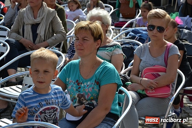 Zdjęcie w galerii na portalu naszraciborz.pl: Koncert jubileuszowy z okazji 30-lecia raciborskiego Młodzieżowego Domu Kultury w Raciborzu na zamku za nami  wiadomości z regionu