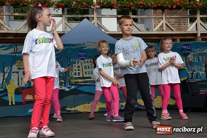 Zdjęcie w galerii na portalu naszraciborz.pl: Koncert jubileuszowy z okazji 30-lecia raciborskiego Młodzieżowego Domu Kultury w Raciborzu na zamku za nami  wiadomości z regionu