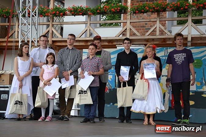 Zdjęcie w galerii na portalu naszraciborz.pl: Koncert jubileuszowy z okazji 30-lecia raciborskiego Młodzieżowego Domu Kultury w Raciborzu na zamku za nami  wiadomości z regionu
