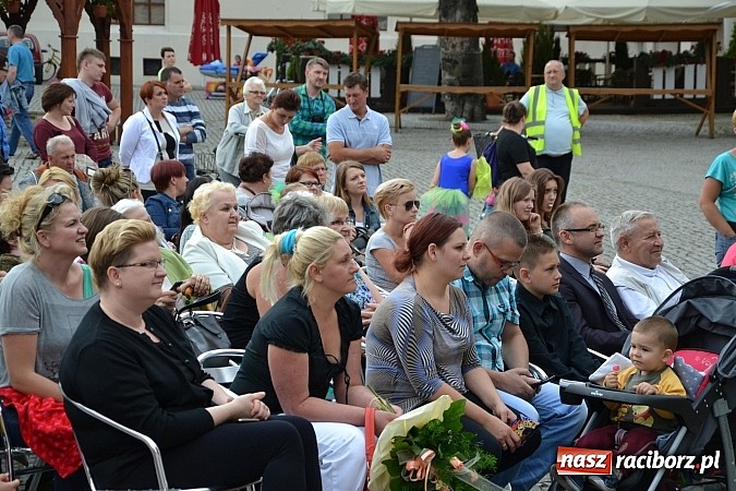 Zdjęcie w galerii na portalu naszraciborz.pl: Koncert jubileuszowy z okazji 30-lecia raciborskiego Młodzieżowego Domu Kultury w Raciborzu na zamku za nami  wiadomości z regionu