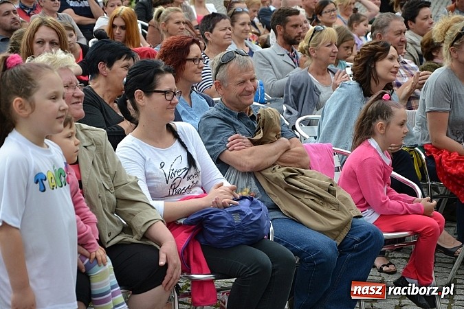 Zdjęcie w galerii na portalu naszraciborz.pl: Koncert jubileuszowy z okazji 30-lecia raciborskiego Młodzieżowego Domu Kultury w Raciborzu na zamku za nami  wiadomości z regionu