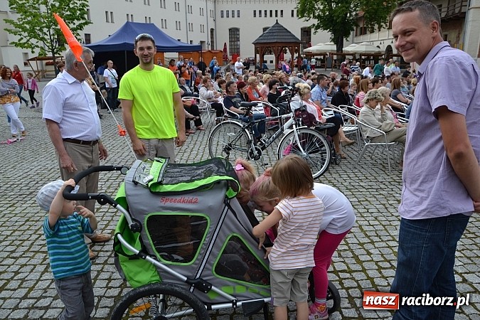 Zdjęcie w galerii na portalu naszraciborz.pl: Koncert jubileuszowy z okazji 30-lecia raciborskiego Młodzieżowego Domu Kultury w Raciborzu na zamku za nami  wiadomości z regionu