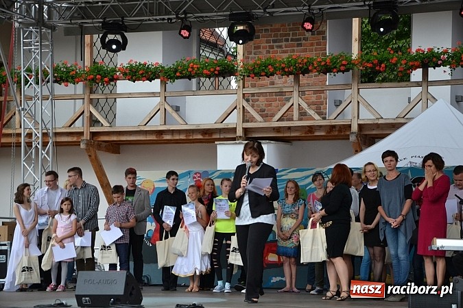 Zdjęcie w galerii na portalu naszraciborz.pl: Koncert jubileuszowy z okazji 30-lecia raciborskiego Młodzieżowego Domu Kultury w Raciborzu na zamku za nami  wiadomości z regionu
