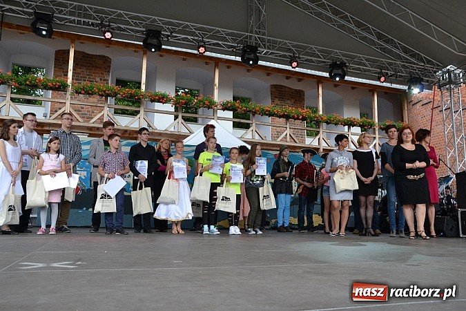 Zdjęcie w galerii na portalu naszraciborz.pl: Koncert jubileuszowy z okazji 30-lecia raciborskiego Młodzieżowego Domu Kultury w Raciborzu na zamku za nami  wiadomości z regionu