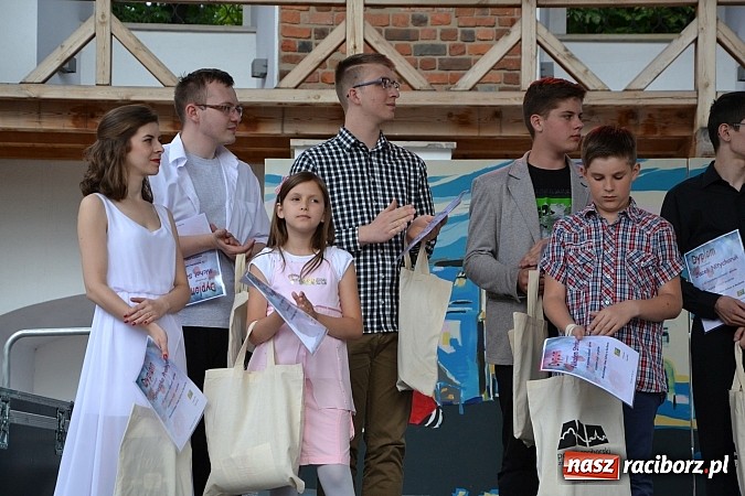 Zdjęcie w galerii na portalu naszraciborz.pl: Koncert jubileuszowy z okazji 30-lecia raciborskiego Młodzieżowego Domu Kultury w Raciborzu na zamku za nami  wiadomości z regionu