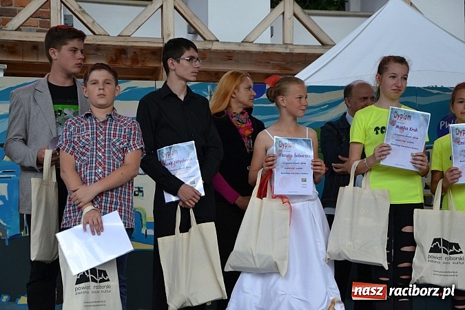 Zdjęcie w galerii na portalu naszraciborz.pl: Koncert jubileuszowy z okazji 30-lecia raciborskiego Młodzieżowego Domu Kultury w Raciborzu na zamku za nami  wiadomości z regionu