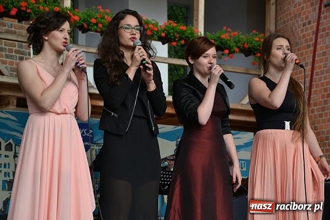 Zdjęcie w galerii na portalu naszraciborz.pl: Koncert jubileuszowy z okazji 30-lecia raciborskiego Młodzieżowego Domu Kultury w Raciborzu na zamku za nami  wiadomości z regionu