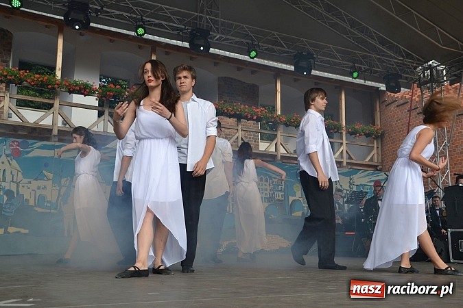 Zdjęcie w galerii na portalu naszraciborz.pl: Koncert jubileuszowy z okazji 30-lecia raciborskiego Młodzieżowego Domu Kultury w Raciborzu na zamku za nami  wiadomości z regionu