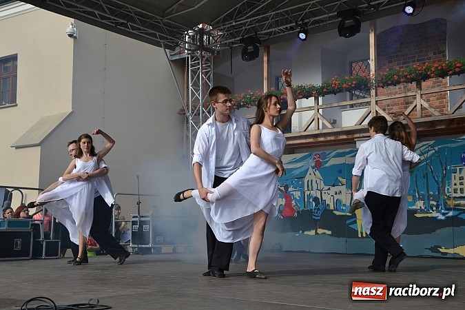 Zdjęcie w galerii na portalu naszraciborz.pl: Koncert jubileuszowy z okazji 30-lecia raciborskiego Młodzieżowego Domu Kultury w Raciborzu na zamku za nami  wiadomości z regionu