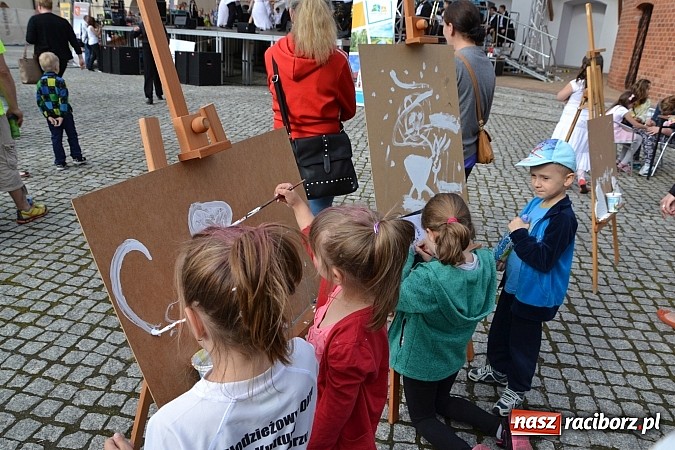Zdjęcie w galerii na portalu naszraciborz.pl: Koncert jubileuszowy z okazji 30-lecia raciborskiego Młodzieżowego Domu Kultury w Raciborzu na zamku za nami  wiadomości z regionu