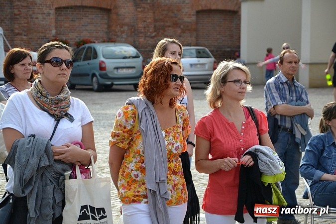 Zdjęcie w galerii na portalu naszraciborz.pl: Koncert jubileuszowy z okazji 30-lecia raciborskiego Młodzieżowego Domu Kultury w Raciborzu na zamku za nami  wiadomości z regionu