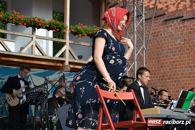 Zdjęcie w galerii na portalu naszraciborz.pl: Koncert jubileuszowy z okazji 30-lecia raciborskiego Młodzieżowego Domu Kultury w Raciborzu na zamku za nami  wiadomości z regionu