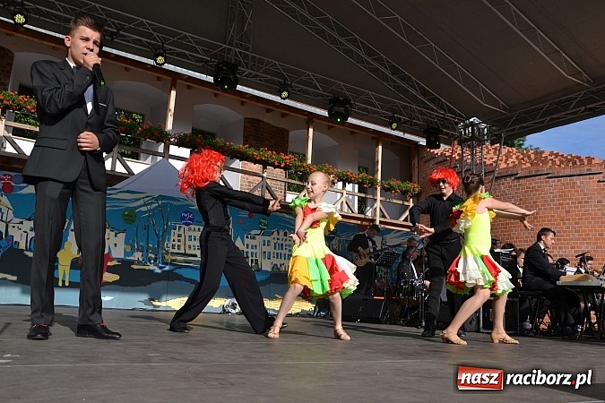 Zdjęcie w galerii na portalu naszraciborz.pl: Koncert jubileuszowy z okazji 30-lecia raciborskiego Młodzieżowego Domu Kultury w Raciborzu na zamku za nami  wiadomości z regionu