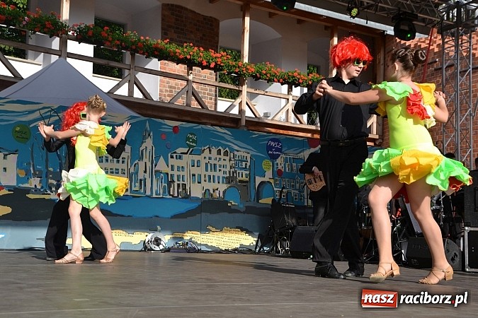 Zdjęcie w galerii na portalu naszraciborz.pl: Koncert jubileuszowy z okazji 30-lecia raciborskiego Młodzieżowego Domu Kultury w Raciborzu na zamku za nami  wiadomości z regionu