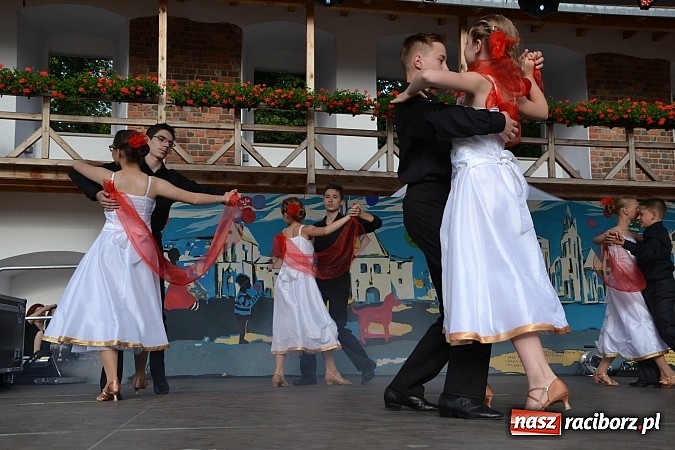 Zdjęcie w galerii na portalu naszraciborz.pl: Koncert jubileuszowy z okazji 30-lecia raciborskiego Młodzieżowego Domu Kultury w Raciborzu na zamku za nami  wiadomości z regionu