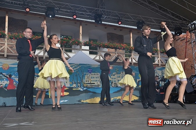 Zdjęcie w galerii na portalu naszraciborz.pl: Koncert jubileuszowy z okazji 30-lecia raciborskiego Młodzieżowego Domu Kultury w Raciborzu na zamku za nami  wiadomości z regionu