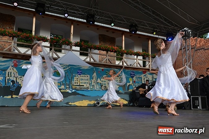 Zdjęcie w galerii na portalu naszraciborz.pl: Koncert jubileuszowy z okazji 30-lecia raciborskiego Młodzieżowego Domu Kultury w Raciborzu na zamku za nami  wiadomości z regionu