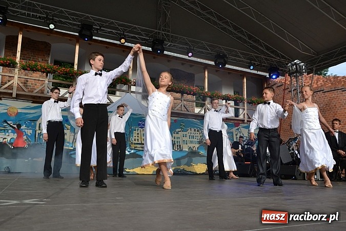 Zdjęcie w galerii na portalu naszraciborz.pl: Koncert jubileuszowy z okazji 30-lecia raciborskiego Młodzieżowego Domu Kultury w Raciborzu na zamku za nami  wiadomości z regionu