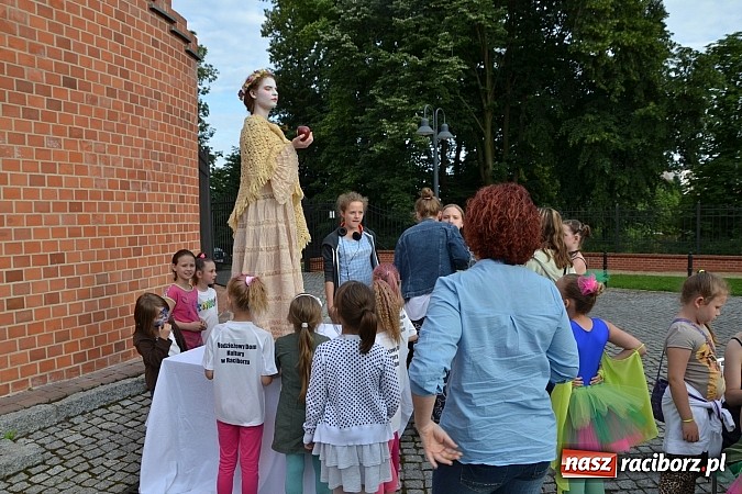 Zdjęcie w galerii na portalu naszraciborz.pl: Koncert jubileuszowy z okazji 30-lecia raciborskiego Młodzieżowego Domu Kultury w Raciborzu na zamku za nami  wiadomości z regionu