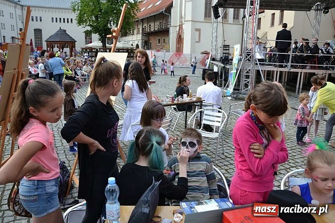 Zdjęcie w galerii na portalu naszraciborz.pl: Koncert jubileuszowy z okazji 30-lecia raciborskiego Młodzieżowego Domu Kultury w Raciborzu na zamku za nami  wiadomości z regionu