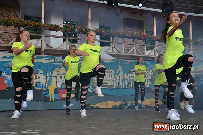 Zdjęcie w galerii na portalu naszraciborz.pl: Koncert jubileuszowy z okazji 30-lecia raciborskiego Młodzieżowego Domu Kultury w Raciborzu na zamku za nami  wiadomości z regionu