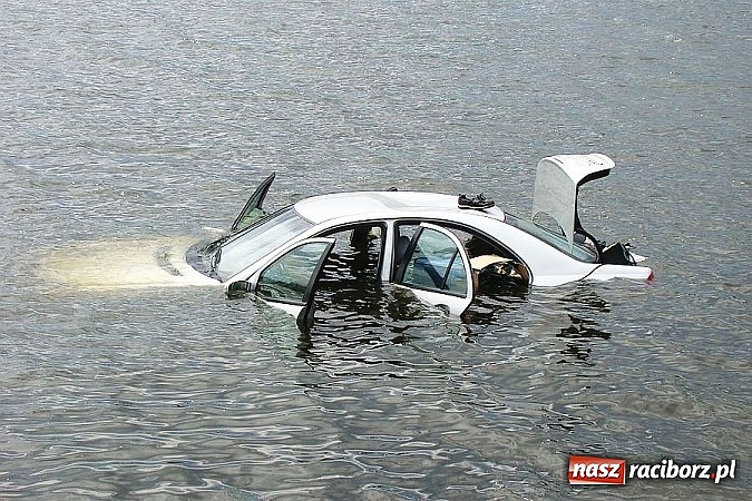 Zdjęcie w galerii na portalu naszraciborz.pl: Niecodzienne zdarzenie w Rybniku - kierowca zatopił auto w Zalewie Rybnickim! wiadomości z regionu