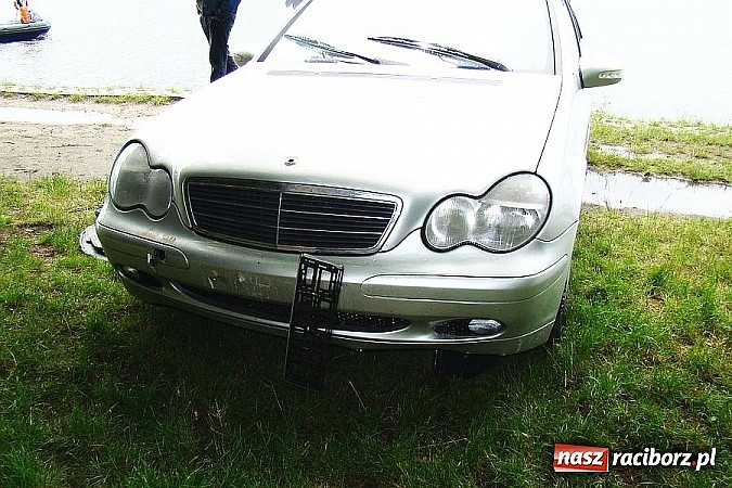 Zdjęcie w galerii na portalu naszraciborz.pl: Niecodzienne zdarzenie w Rybniku - kierowca zatopił auto w Zalewie Rybnickim! wiadomości z regionu