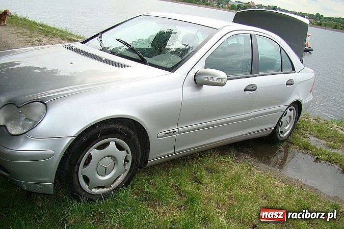 Zdjęcie w galerii na portalu naszraciborz.pl: Niecodzienne zdarzenie w Rybniku - kierowca zatopił auto w Zalewie Rybnickim! wiadomości z regionu