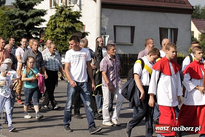 Zdjęcie w galerii na portalu naszraciborz.pl: Mieszkańcy Bieńkowic tradycyjnie odwiedzili dziś kościół Matki Bożej wiadomości z regionu