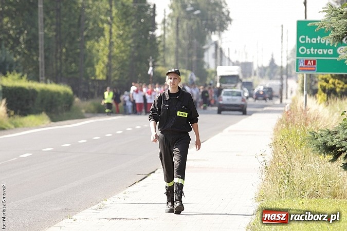 Zdjęcie w galerii na portalu naszraciborz.pl: Mieszkańcy Bieńkowic tradycyjnie odwiedzili dziś kościół Matki Bożej wiadomości z regionu