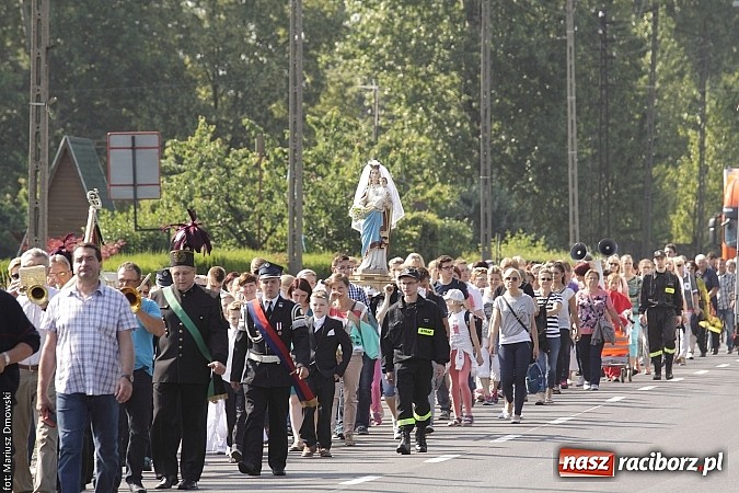 Zdjęcie w galerii na portalu naszraciborz.pl: Mieszkańcy Bieńkowic tradycyjnie odwiedzili dziś kościół Matki Bożej wiadomości z regionu