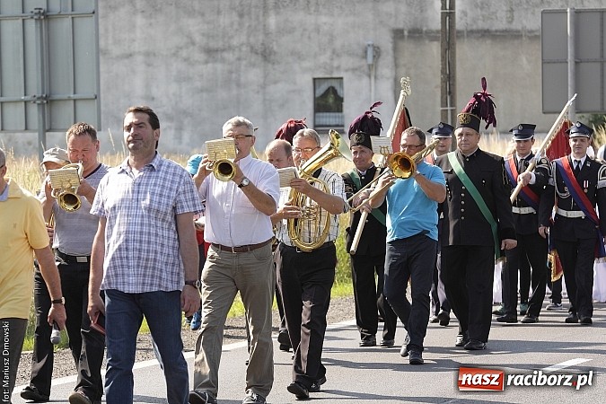 Zdjęcie w galerii na portalu naszraciborz.pl: Mieszkańcy Bieńkowic tradycyjnie odwiedzili dziś kościół Matki Bożej wiadomości z regionu