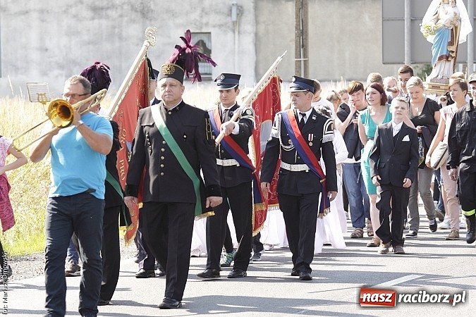 Zdjęcie w galerii na portalu naszraciborz.pl: Mieszkańcy Bieńkowic tradycyjnie odwiedzili dziś kościół Matki Bożej wiadomości z regionu