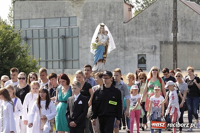 Zdjęcie w galerii na portalu naszraciborz.pl: Mieszkańcy Bieńkowic tradycyjnie odwiedzili dziś kościół Matki Bożej wiadomości z regionu