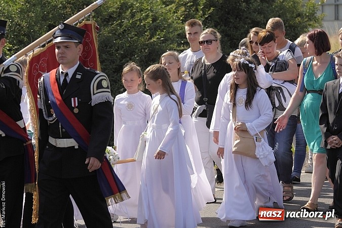 Zdjęcie w galerii na portalu naszraciborz.pl: Mieszkańcy Bieńkowic tradycyjnie odwiedzili dziś kościół Matki Bożej wiadomości z regionu