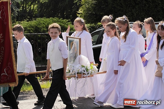 Zdjęcie w galerii na portalu naszraciborz.pl: Mieszkańcy Bieńkowic tradycyjnie odwiedzili dziś kościół Matki Bożej wiadomości z regionu