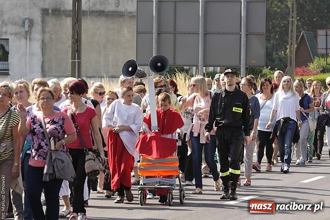 Zdjęcie w galerii na portalu naszraciborz.pl: Mieszkańcy Bieńkowic tradycyjnie odwiedzili dziś kościół Matki Bożej wiadomości z regionu