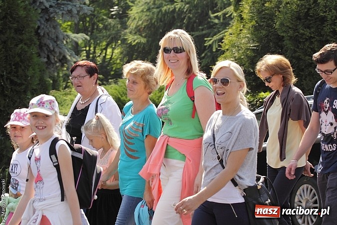 Zdjęcie w galerii na portalu naszraciborz.pl: Mieszkańcy Bieńkowic tradycyjnie odwiedzili dziś kościół Matki Bożej wiadomości z regionu