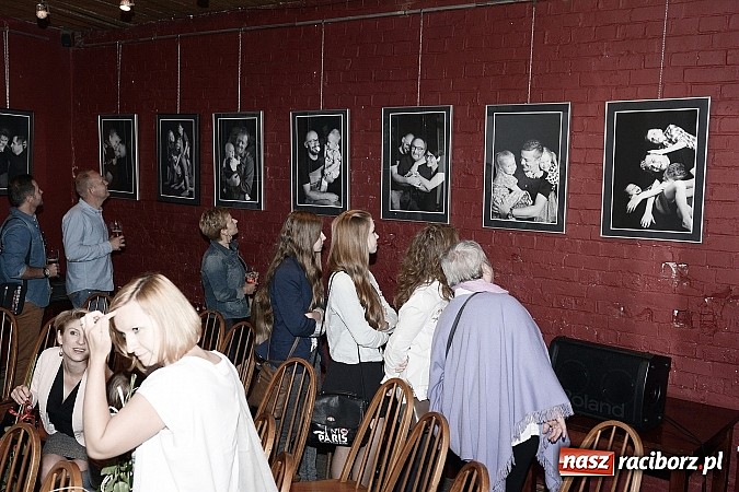 Zdjęcie w galerii na portalu naszraciborz.pl: Dla ojców na Dzień Ojca - wernisaż wystawy Tato To na Końcu Świata wiadomości z regionu