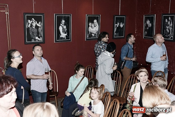 Zdjęcie w galerii na portalu naszraciborz.pl: Dla ojców na Dzień Ojca - wernisaż wystawy Tato To na Końcu Świata wiadomości z regionu