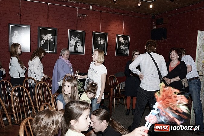 Zdjęcie w galerii na portalu naszraciborz.pl: Dla ojców na Dzień Ojca - wernisaż wystawy Tato To na Końcu Świata wiadomości z regionu