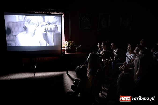 Zdjęcie w galerii na portalu naszraciborz.pl: Dla ojców na Dzień Ojca - wernisaż wystawy Tato To na Końcu Świata wiadomości z regionu