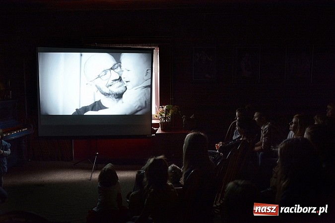 Zdjęcie w galerii na portalu naszraciborz.pl: Dla ojców na Dzień Ojca - wernisaż wystawy Tato To na Końcu Świata wiadomości z regionu