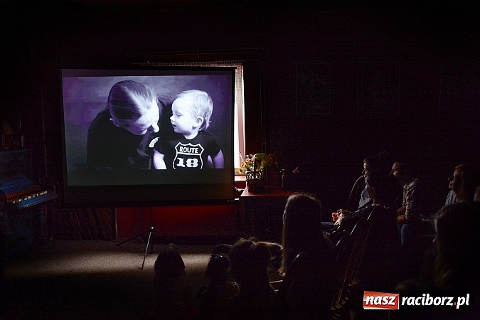 Zdjęcie w galerii na portalu naszraciborz.pl: Dla ojców na Dzień Ojca - wernisaż wystawy Tato To na Końcu Świata wiadomości z regionu