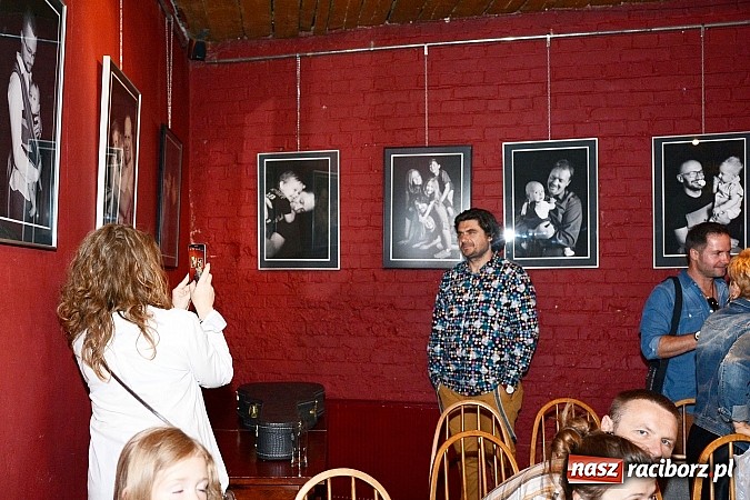 Zdjęcie w galerii na portalu naszraciborz.pl: Dla ojców na Dzień Ojca - wernisaż wystawy Tato To na Końcu Świata wiadomości z regionu